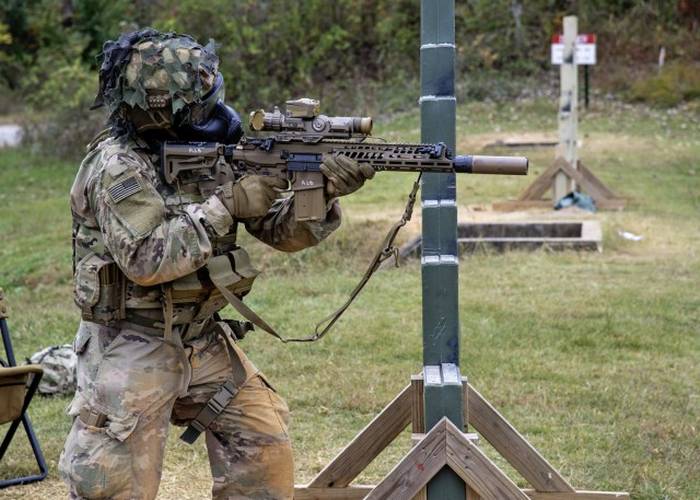  Боєць Армії США веде вогонь з SIG XM7. На зброї встановлений комплекс XM157. Фото: Армія США.