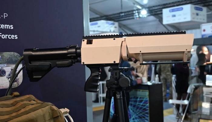 Лазерна гвинтівка HELMA-LP виробництва фірми Compagnie industrielle des lasers на експозиційному майданчику виставки Sofins. Фото: Army Recognition 
