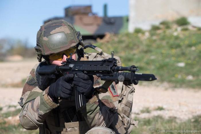 Французький солдат іноземного легіону з штурмовою гвинтівкою HK416F. Фото Іноземний легіон