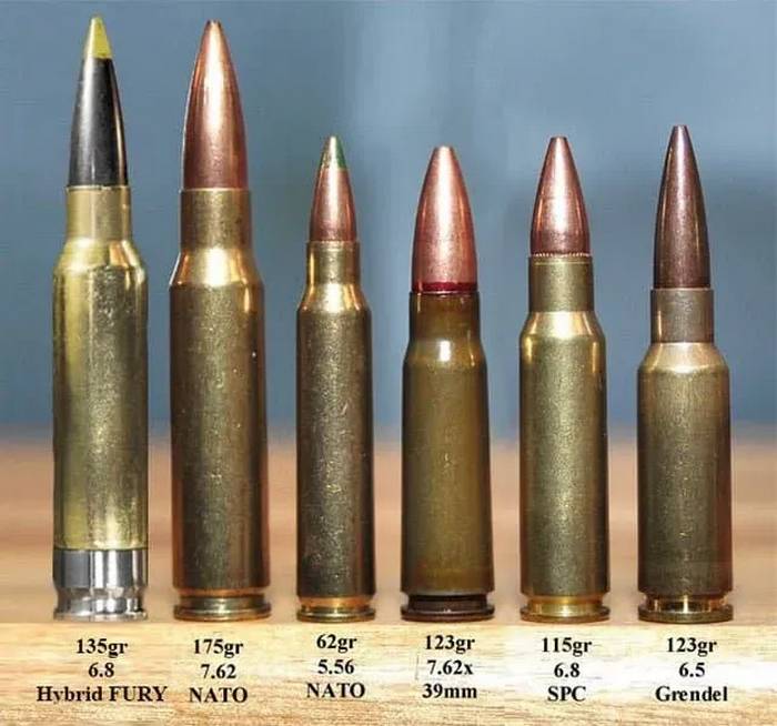  Порівняння набоїв різних калібрів. Крайній лівий набій 6,8×51 мм. Фото namu.wiki