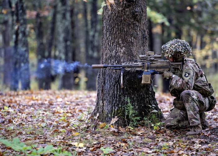  Боєць Армії США веде вогонь з SIG XM250. На зброї встановлений комплекс XM157. Фото: Армія США.