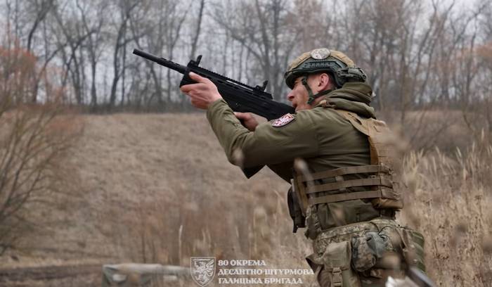 Військовий із 80 ОДШБ з напівавтоматичним дробовиком тренується вражати FPV-дрони