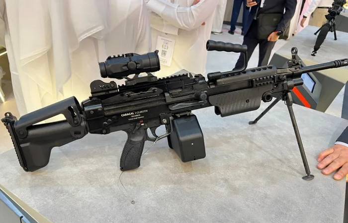 Caracal CLMG 556 на IDEX 2025.