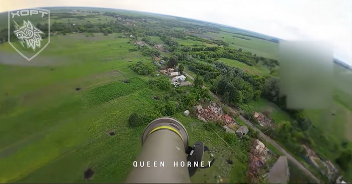 Дрон Queen Hornets з оптоволоконною котушкою та RPG-75. Стоп-кадр з відео оббпс 