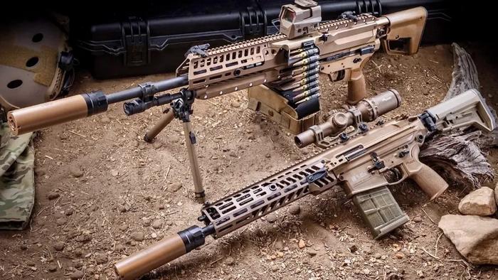Кулемет M250, зверху, та гвинтівка M7, знизу. Sig Sauer