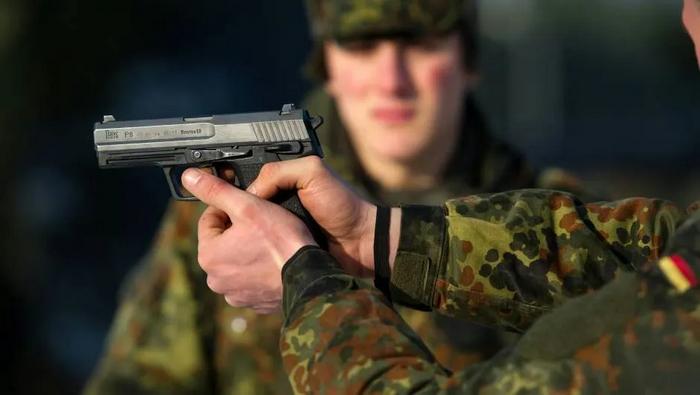 Німецький солдат з пістолетом HK P8. Фото: Heer