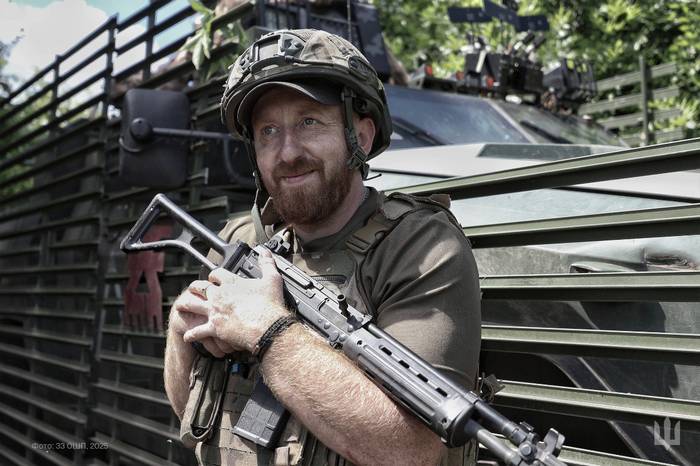 Український військовий з італійською гвинтівкою Beretta SC70/90. Липень 2025. Україна. Джерело: Офіційний канал 33-го окремого штурмового полку