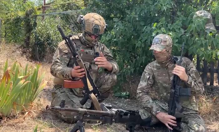 Російські розвідники з автоматом А-545 КОРД, кулеметом M240 та BREN 2, липень 2025. Фото: РосЗМІ