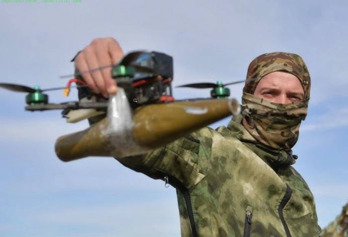 Російський військовий з FPV-дроном. Джерело: Lenta.Ru