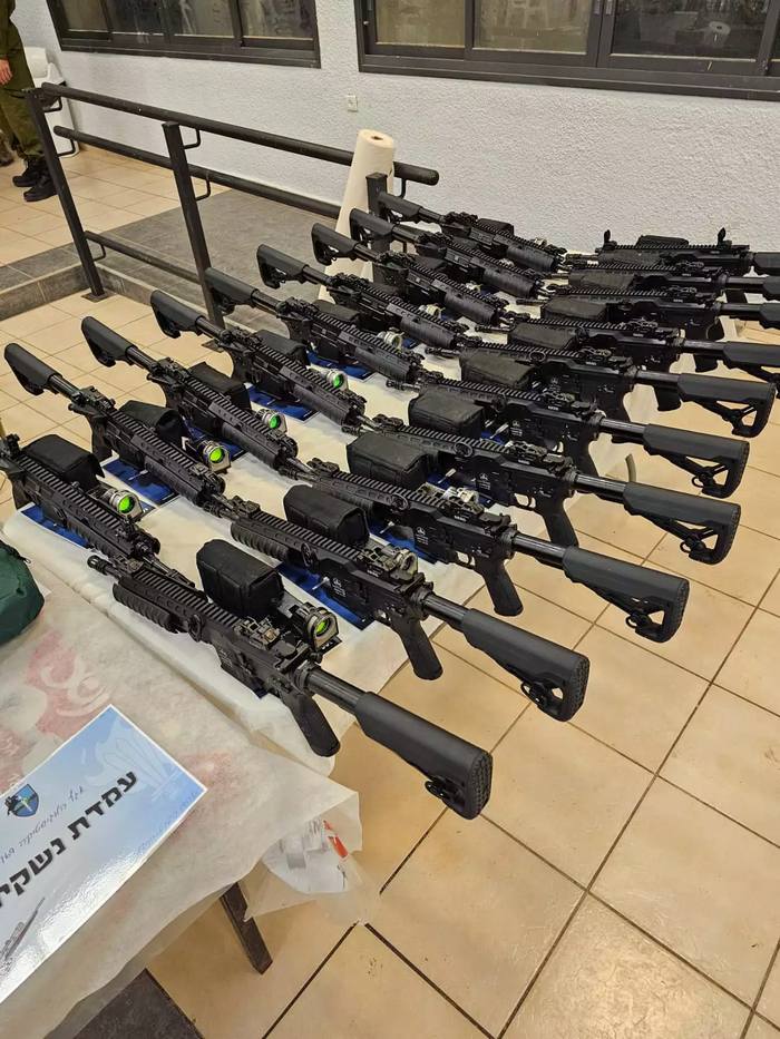 Зброя, придбана в рамках проекту «Відродження духу» для оснащення класів бойової готовності.