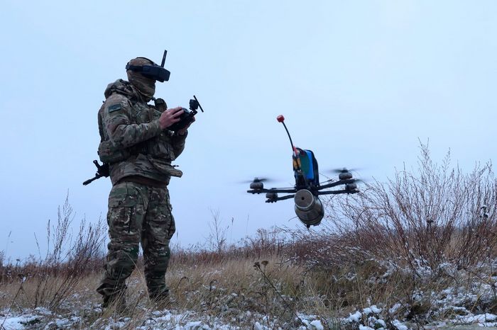 Український оператор FPV-дрона, 2025 рік. Фото ілюстративне. Джерело: 92 штурмова бригада.