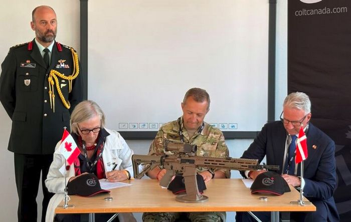 Церемонія підписання угоди на постачання гвинтівок Colt C8 MRR армії Данії. Серпень 2025. Джерело: Colt Canada