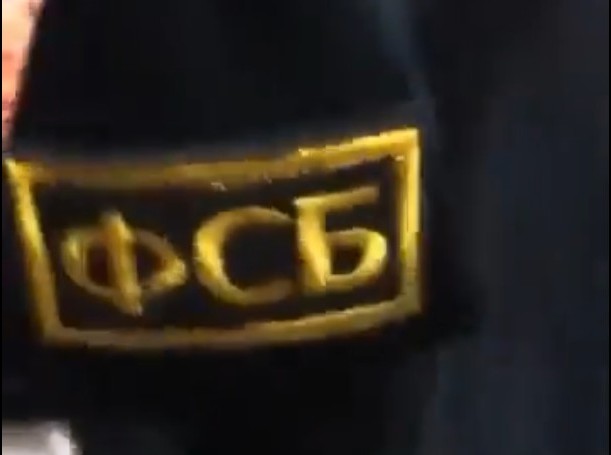 Патч з написом ФСБ на футболці нападника, кадр з відео
