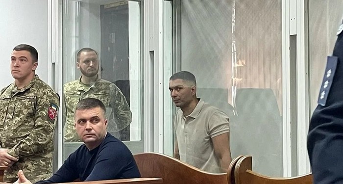 Ексспівробітник УДО Артем Косов в стані алкогольного та наркотичного сп’яніння штовхнув підлітка на вікно (Фото: Суспільне Новини/Ліля Гончарук) 
