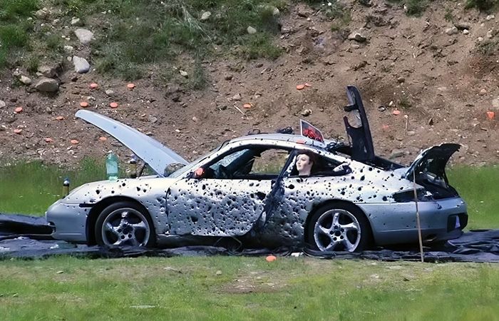 Чому ховатися за автомобілем – погана ідея