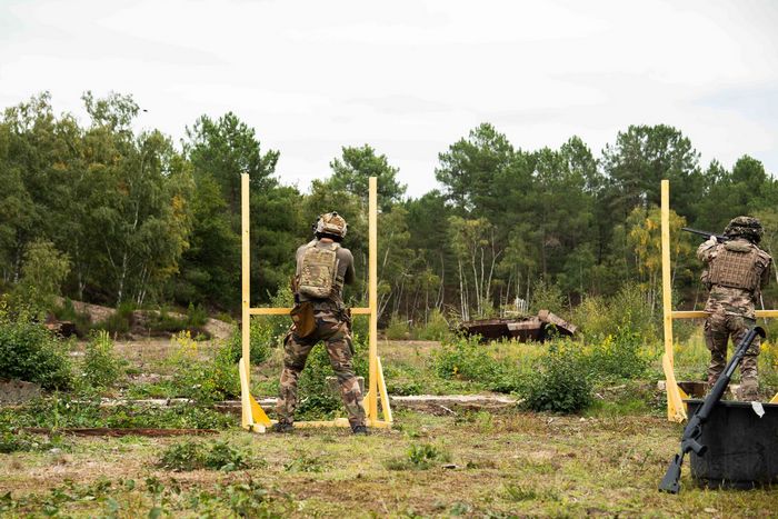  Військовослужбовці 2 полку тренуються збивати FPV-дрони з дробовика. Жовтень 2025 року. Фото: 2e RIMa