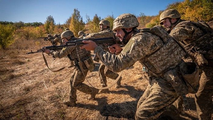 Українські солдати 66-ї бригади беруть участь у навчально-бойових навчаннях у Донецькій області, Україна, 25 вересня 2025 року - Copyright  AP Photo/Dan Bashakov