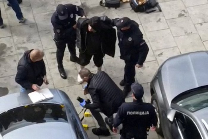 Скриншот із відео, як сербські поліцейські затримують чоловіка перед будівлею парламенту в Белграді, Сербія, 22 жовтня 2025 року.  REUTERS/Handout/Marina Jankulovic