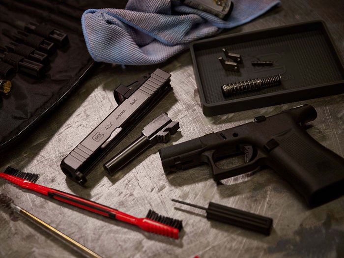 Розповсюдження пістолетів Glock V на ринку США розпочнеться 30 листопада, невдовзі після поступового припинення виробництва більшості існуючих пістолетів Glock – знову ж таки, наскільки це відомо, лише для ринку США.