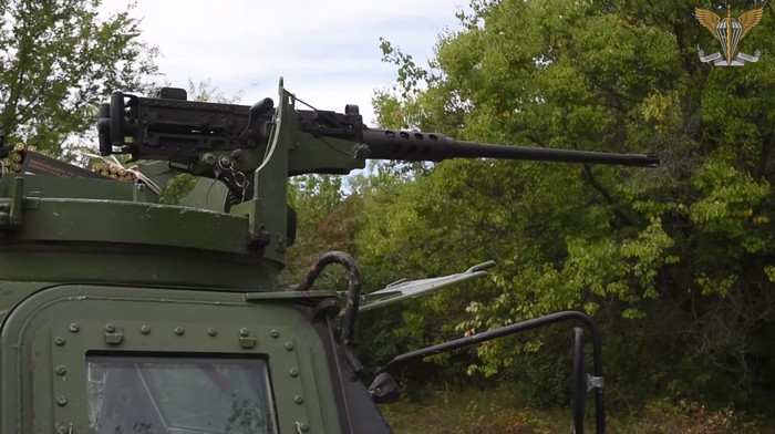 Великокаліберний кулемет M2 Browning на БТРі VAB у ЗСУ. Зображення: ДШВ