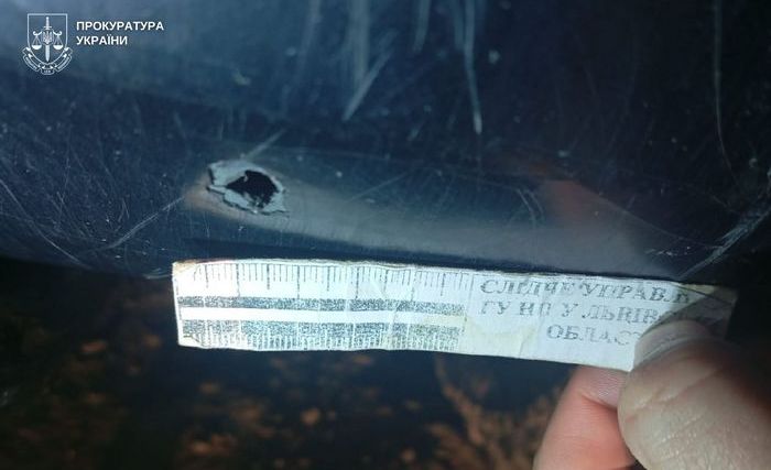 Куля влучила у бампер автівки