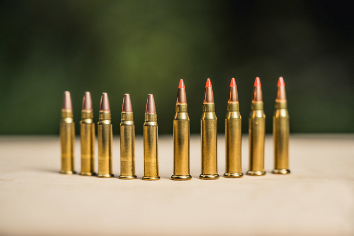 Порівняння патронів .17 HMR (ліворуч) і .17 WSM (праворуч).