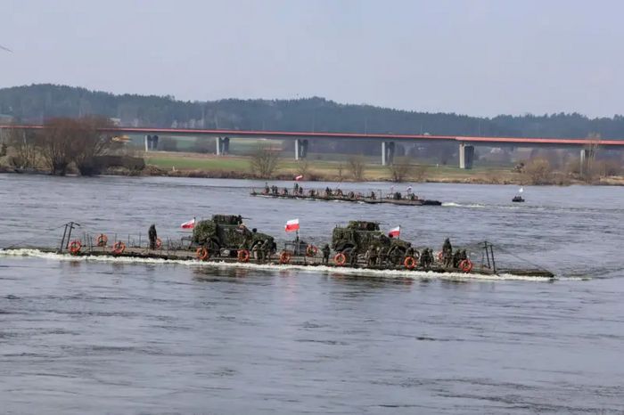 NurPhoto/Getty Images, Польські військові відпрацьовують переправу бронетранспортерів 