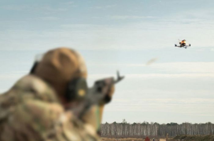 Український військовий тренується збивати дрони антидроновими патронами. Джерело: Міноборони України