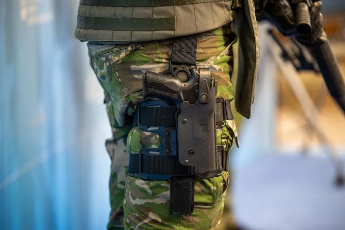 Новий службовий пістолет у кобурі (Міністерство оборони Словаччини)
