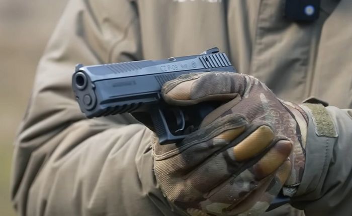 Чеський CZ P-09 в руках у військового