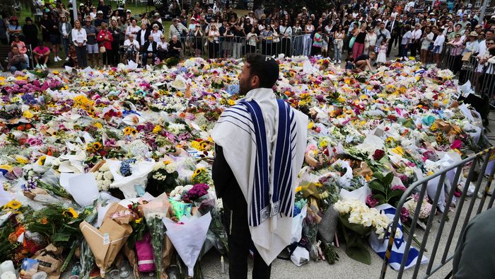  Рабин Йоссі Фрідман звертається до людей, які зібралися біля квіткового меморіалу на пляжі Бонді після стрілянини, Сідней, Австралія, 16 грудня 2025 року. AP/Mark Baker 