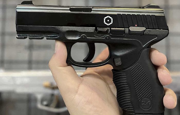 Щоправда, він міг вистрілити сам собою