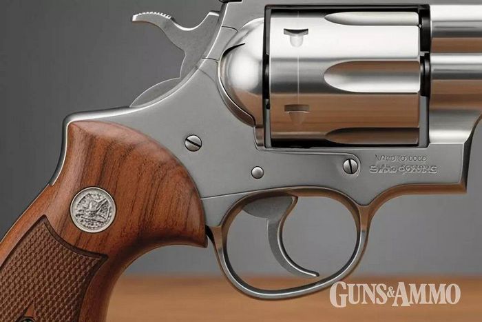 Головною ознакою того, що зображення створене штучним інтелектом, зазвичай є текст. На вогнепальній зброї перевірте позначення, логотипи та серійні номери. Якщо текст виглядає як тарабарщина, це, ймовірно, штучний інтелект.