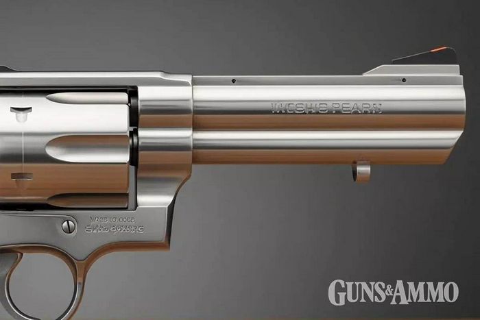 Сторонні насадки, шматочки металу та прицільні пристосування, які не вирівнюються, були явними ознаками того, що це зображення револьвера було отримано з контенту, створеного штучним інтелектом.