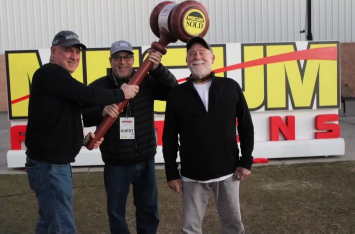 Загинули два брати та їхній друг, які приїхали на автошоу Mecum Car Show