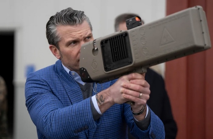 Міністр оборони США Піт Хегсет з антидроновою рушницею.