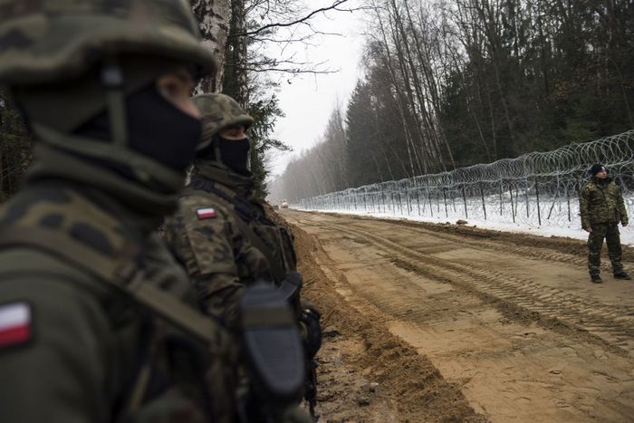 Польські солдати під час операції з протидії нелегальній міграції. Фото: Attila Husejnow/SOPA Images/LightRocket via Getty Images