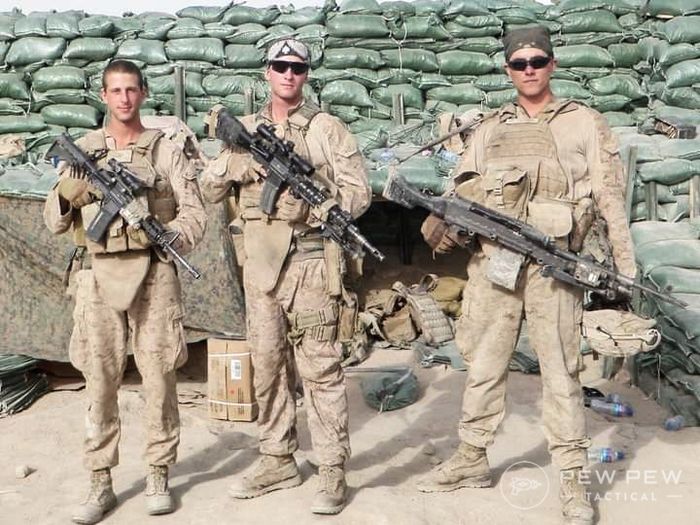 Автор (на фото праворуч) має великий досвід роботи з бронежилетами