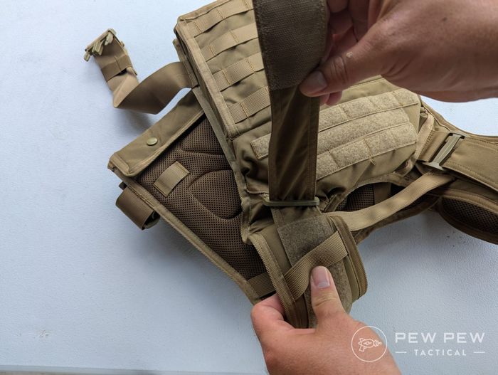 Плечові ремені відповідають за регулювання посадки жилета по висоті