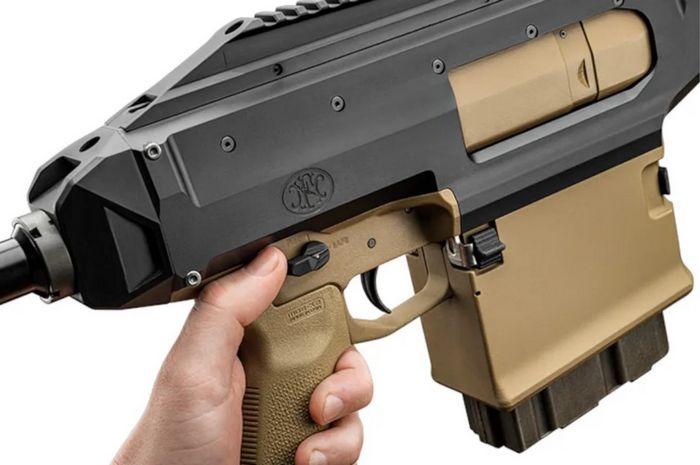  Великий план пістолетної рукоятки, спускового гачка та елементів керування вогнем MTL-30, які імітують ті, що є на гвинтівках серії M16/M4. Фото: FN America 