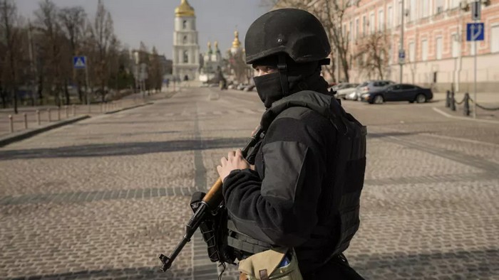 Бійці територіальної оборони стоять біля блокпосту в Києві, Україна, 24 березня 2022 року © Vadim Ghirda / AP