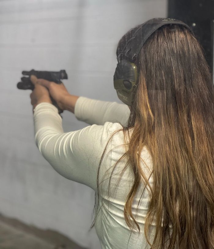 Жінки та зброя