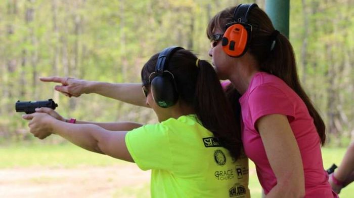 Жінки та зброя