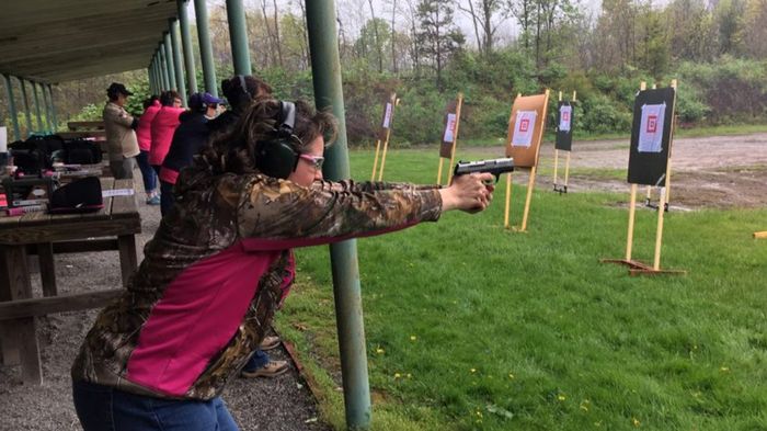 Жінки та зброя