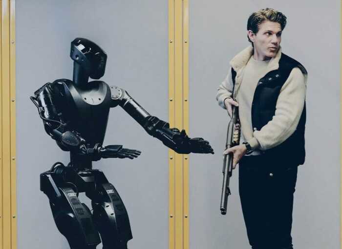 Леблан готується передати дробовик Фантому. Маттіа Бальзаміні для TIME.