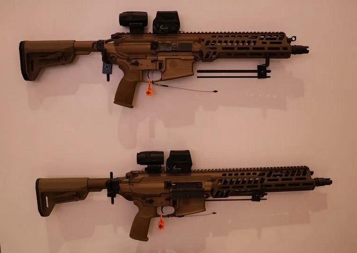 Гвинтівки XM8 (зверху) та M7. 21 січня 2026 року. Фото: Kyle Gunn