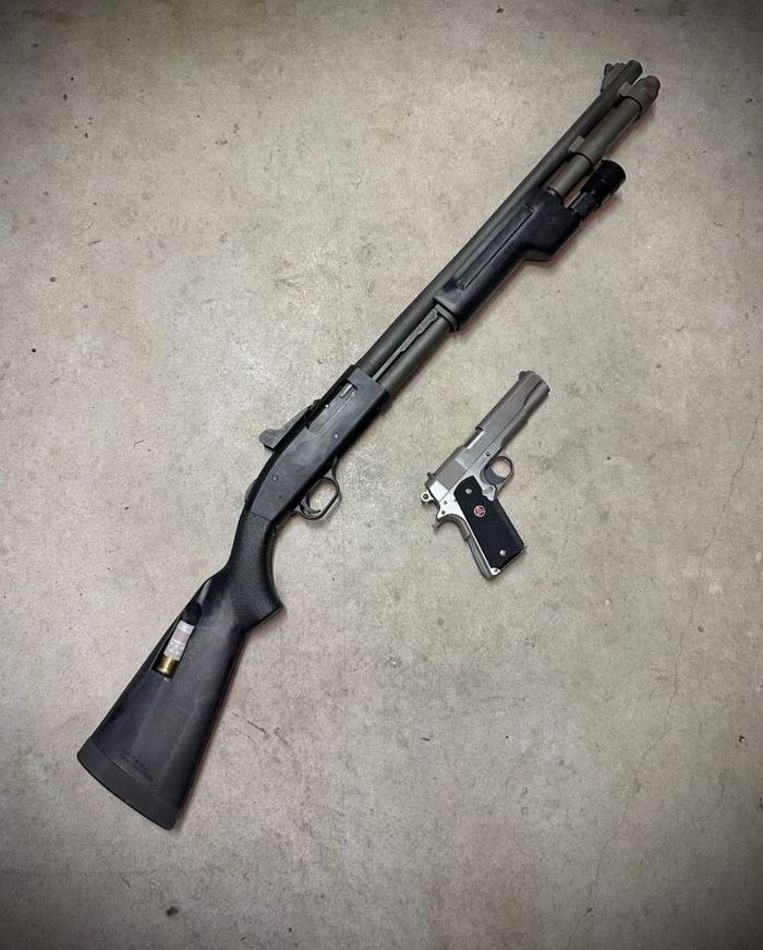 Авторський 590-й шотган разом із його Colt Delta Elite.