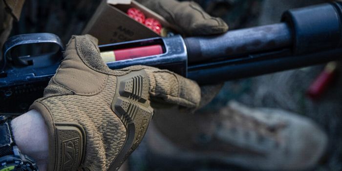 Американський морський піхотинець заряджає рушницю для прориву в таборі Лежін, Північна Кароліна 