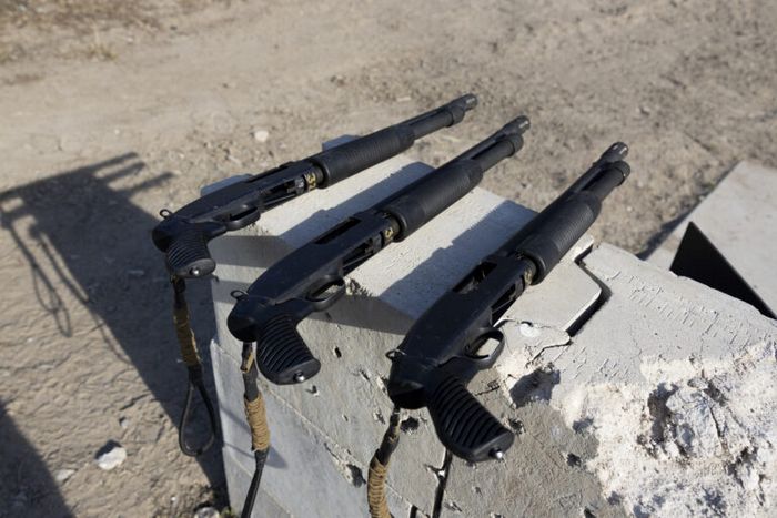 Три дробовики Mossberg 500 у Кемп-Пендлтон, Каліфорнія.