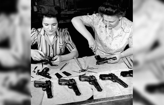 Пістолет випускали з обох боків